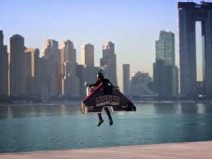 Homem a jato sobrevoa o Dubai; vdeo