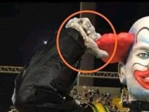 O palhao gigante de escola de samba do Rio de Janeiro tinha s 9 dedos?