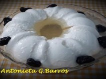 Manjar branco de coco com ameixa preta e calda de pssego.