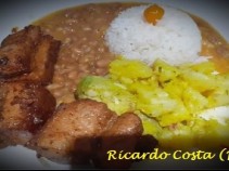 Panceta de porco com arroz, feijo, salada de ovos e abobrinhas
