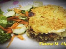 Escondidinho com batata doce, carne moda e acompanhamentos.
