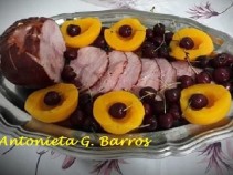 Tender de bolinha com pssegos e cerejas.