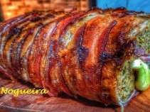 Rocambole de frango recheado com presunto, muarela e espinafre