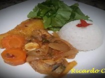 Delicioso cao ao molho de tomate e legumes.