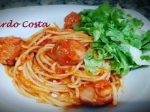 Delicioso espaguete com molho de linguia.