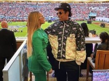 Beyonc e Jay-z recebem criticas por ficarem sentados durante hino nacional no Super Bowl