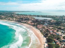 Justi�a �fecha� B�zios e turistas precisam deixar a cidade