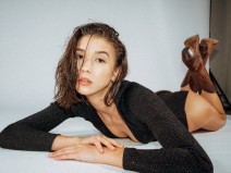 A bela modelo Lina Alice Wagner com �leo pelo corpo na fotografia de Daniel Dittus