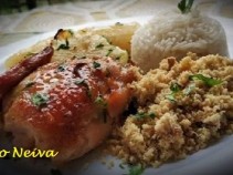 Delicioso frango agridoce com bacon, abacaxi e aipim.