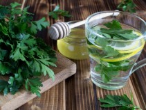 Rem�dios caseiros com salsa para limpar a bexiga e o trato urin�rio