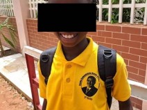 A foto de uma menina usando uniforme com a foto do Lula em Guin-Bissau  real? 