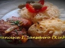 Deliciosas batatas ao murro com costelinha de porco e arroz.