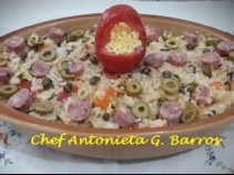 Delicioso risoto de frango com vegetais.