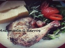 Coxa e sobrecoxa na cerveja com frango.