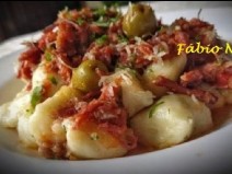 Nhoque de aipim com carne seca.