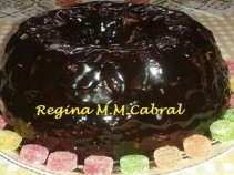 Receita de bolo de coco com calda de chocolate.