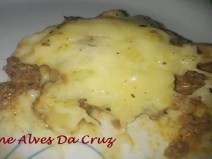 Escondidinho de mandioca com carne mo�da.