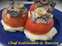 Tomate recheado com frango, cogumelos, abacaxi e outros.