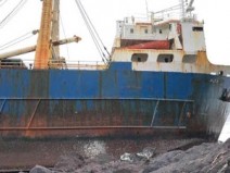 Navio abandonado encalha na costa irlandesa