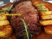 Delicioso contra fil� assado com batatas ao forno.