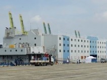 Singapura aloja os trabalhadores em navios/acomodao para combater o COVID-19