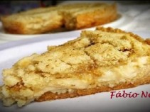 Torta crocante com creme e banana caramelizada.