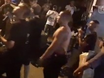 [ Melhores coment�rios ] - Chefe do tr�fico na Rocinha desfila com dezenas de fuzis em baile.