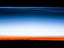 Nuvens noctilucentes vistas da ISS
