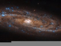 Hubble retrata uma deslumbrante galxia espiral esticada