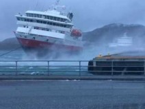 Atraca��o dif�cil do MS Nordnorge no norte da Noruega